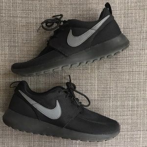 Black Nike Roshe